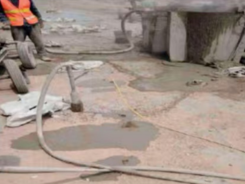 武宣水泥混凝土路面板底注浆技术 路面脱空注浆整治方案