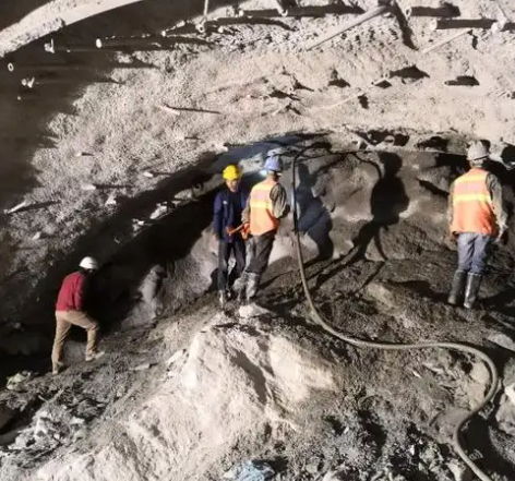 武宣隧道拱顶带模注浆料，微膨胀注浆料的特点及施工工艺